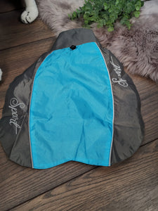 Leichter Regenschutz für deinen Hund: Dünner Hundemantel gegen Nässe in Blau/Grau