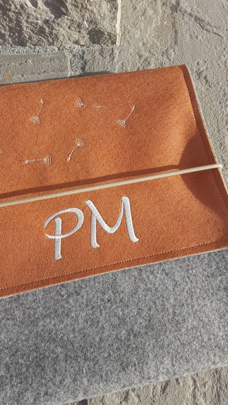 Laptoptasche mit Lederbesatz nach Wunschmaß mit dem Planeten Saturn und Monogramm