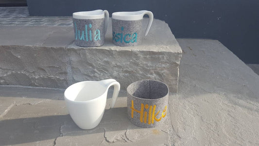 Tasse mit Filzmanschette und Namen oder Spruch individuell bestickt