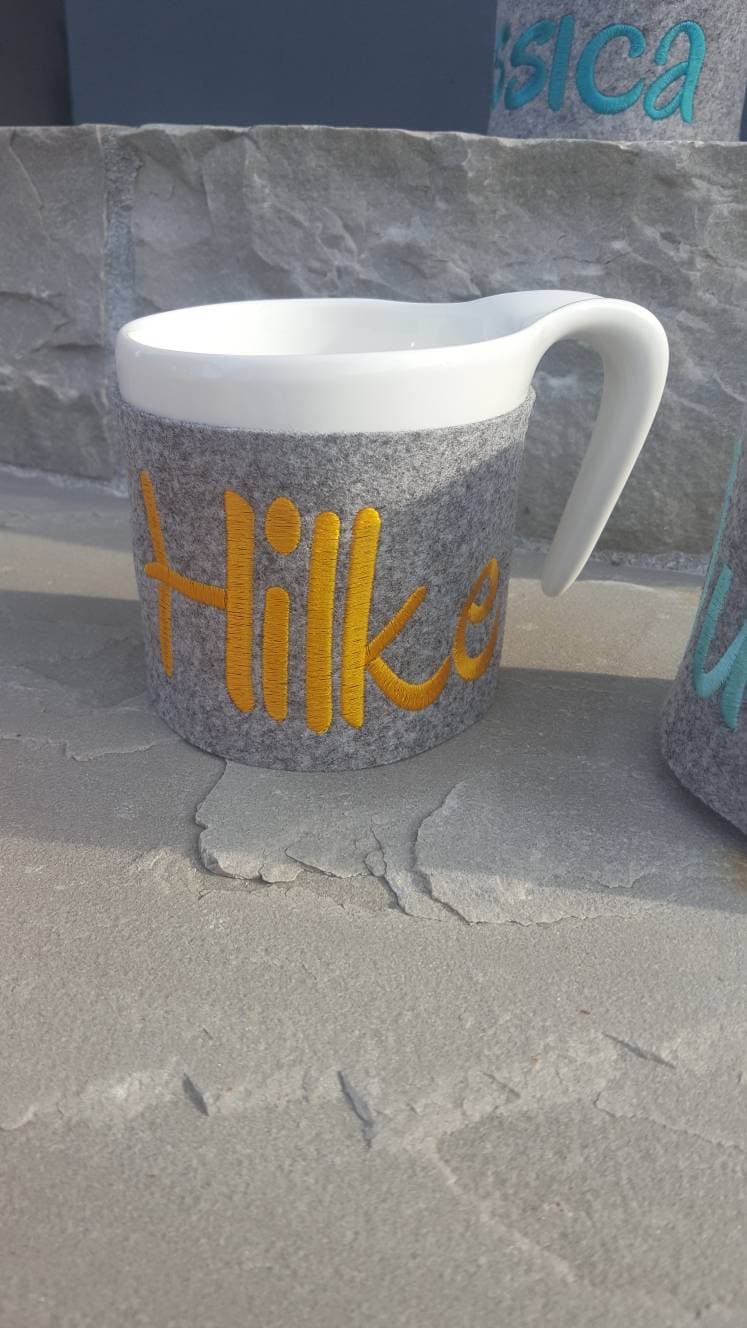 Tasse mit Filzmanschette und Namen oder Spruch individuell bestickt