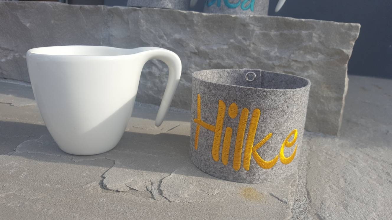 Tasse mit Filzmanschette und Namen oder Spruch individuell bestickt