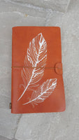 Notizbuch A5 aus Leder mit Feder und Namen personalisiert bestickt