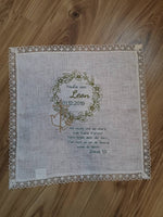 Taufdecke Tauftuch individuell gestaltbar, Leinentuch mit Spitze bestickt, Kerzentuch mit Spruch für Taufe, Kommunion, Konfirmation, 39 x 39