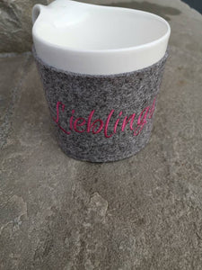 Tasse mit Filzmanschette und Namen oder Spruch individuell bestickt