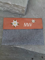 Laptoptasche mit Lederbesatz nach Wunschmaß mit Edelweiß und Monogramm