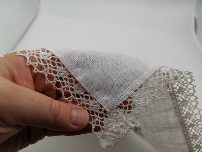 Taufdecke Tauftuch individuell gestaltbar, Leinentuch mit Spitze bestickt, Kerzentuch mit Spruch für Taufe, Kommunion, Konfirmation, 39 x 39