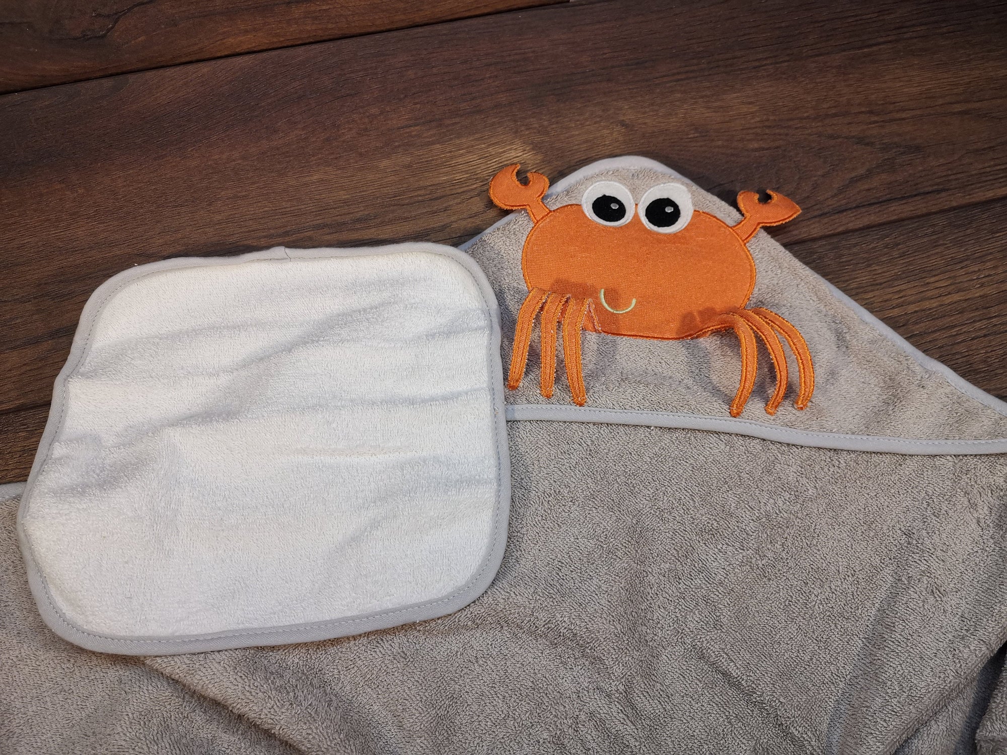 Babyhandtuch Krabbe mit Namen und Kapuze, Handtuch mit Namen bestickt, Handtuch für Kinder mit Namen