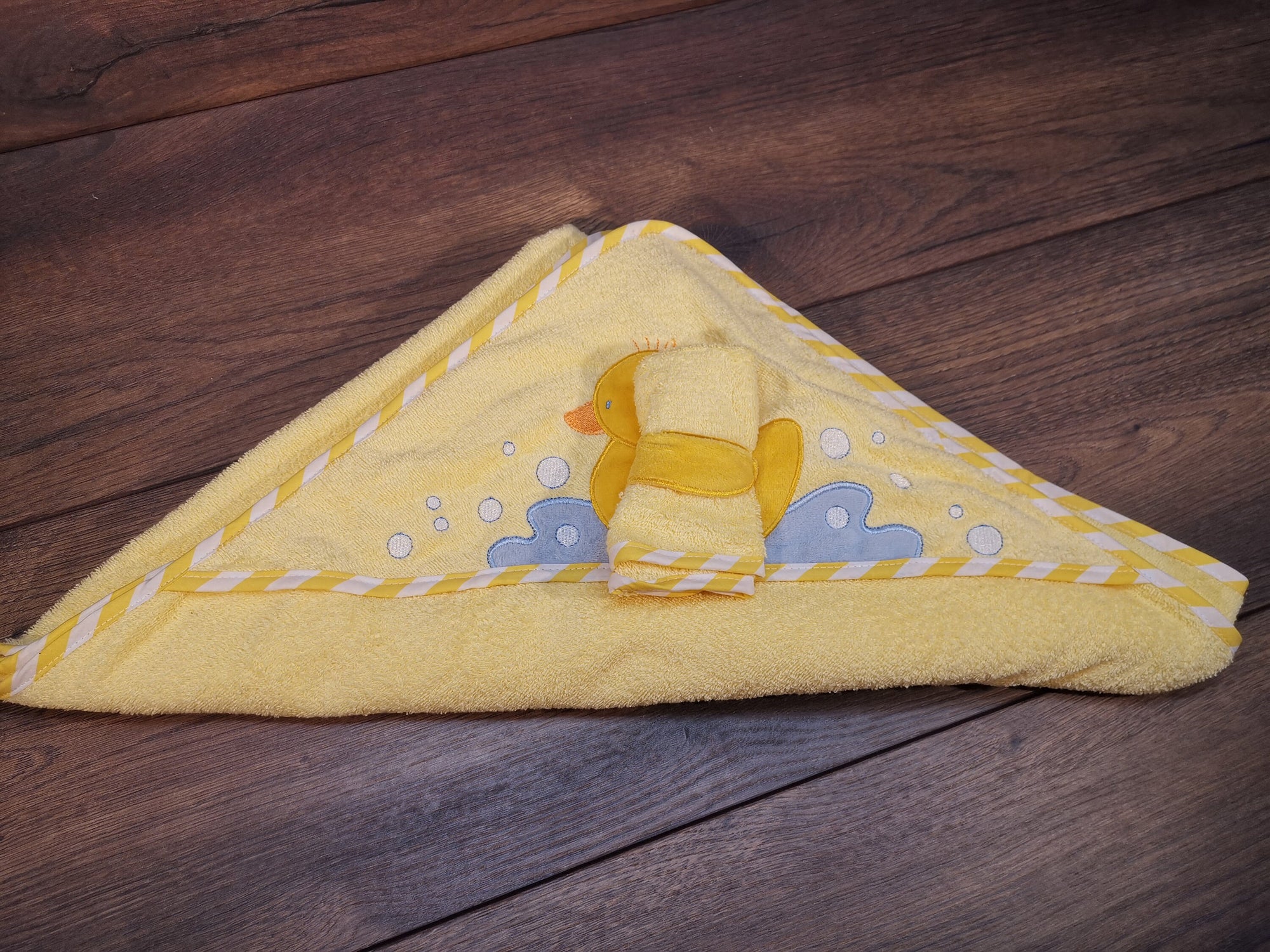 Babyhandtuch Krabbe mit Namen und Kapuze, Handtuch mit Namen bestickt, Handtuch für Kinder mit Namen