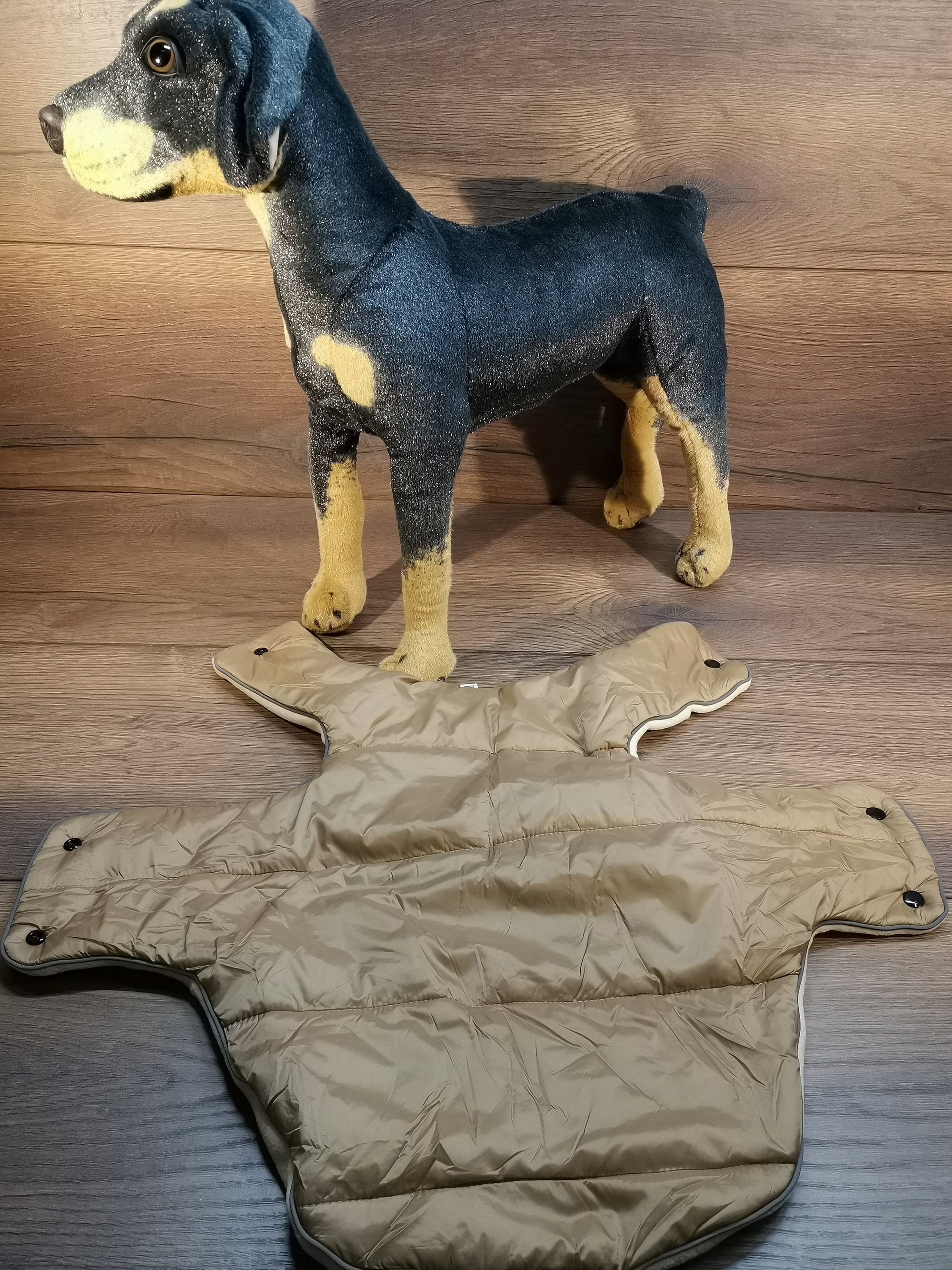 Hundemantel in beige Innenfutter mit Fleece, wasserabweisend und mit Namen bestickt