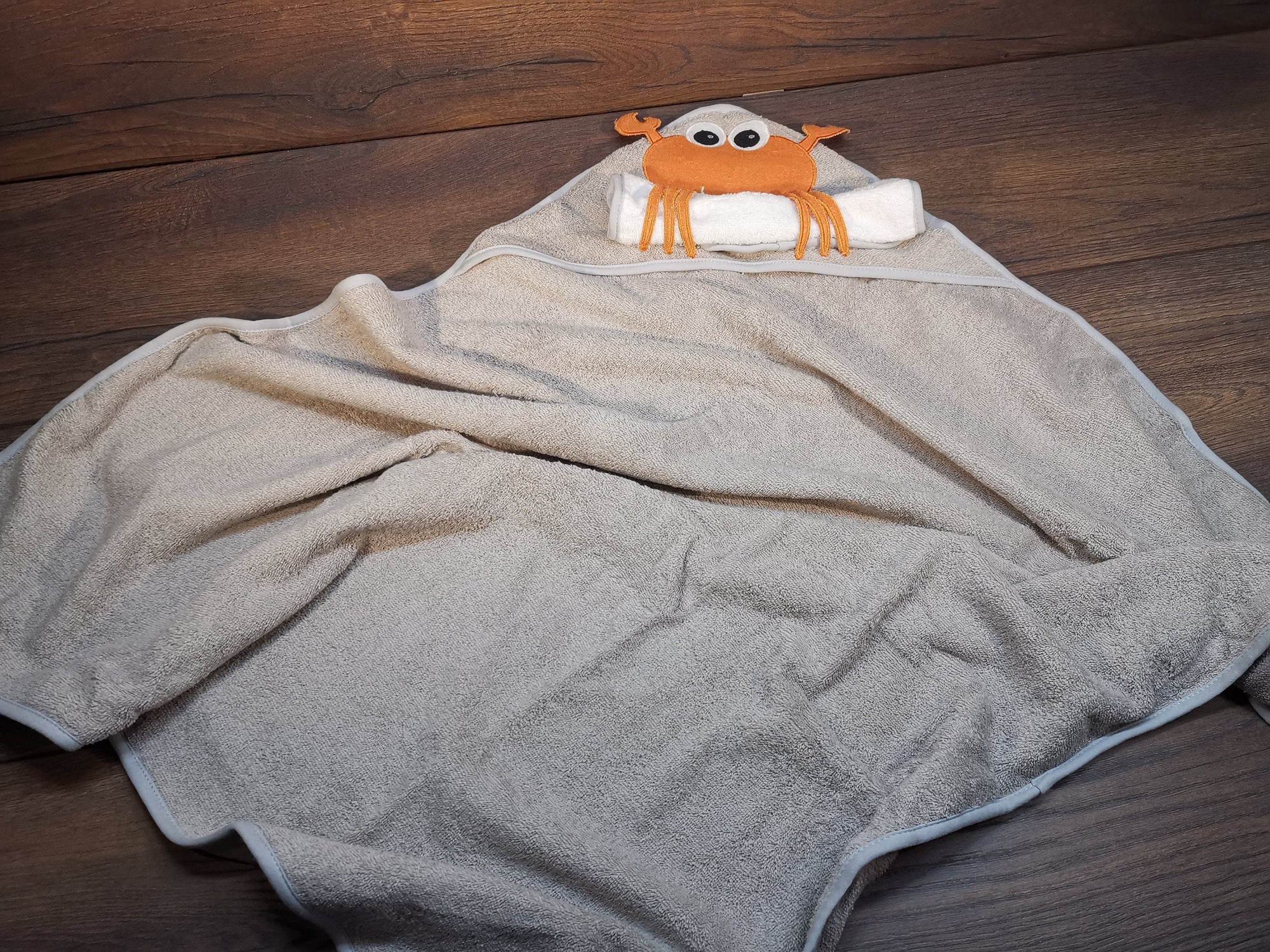 Babyhandtuch Krabbe mit Namen und Kapuze, Handtuch mit Namen bestickt, Handtuch für Kinder mit Namen