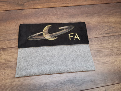 Laptoptasche mit Lederbesatz nach Wunschmaß mit dem Planeten Saturn und Monogramm