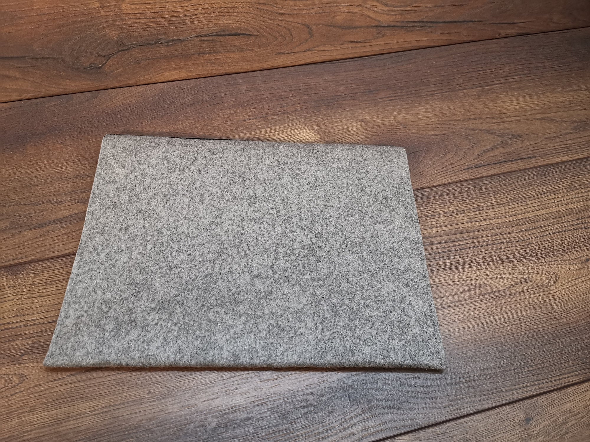 Laptoptasche mit Lederbesatz nach Wunschmaß mit einer Elfe und Pusteblume und Monogramm
