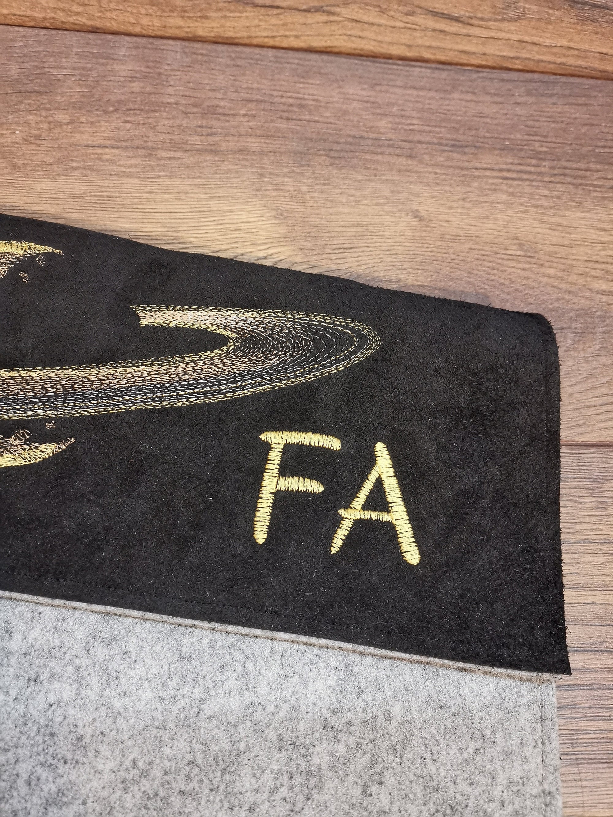 Laptoptasche mit Lederbesatz nach Wunschmaß mit dem Planeten Saturn und Monogramm