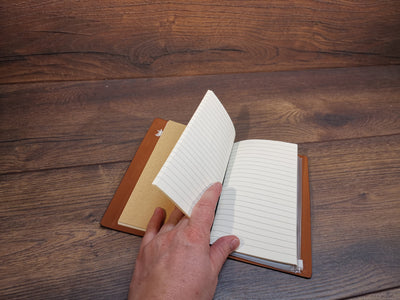 Notizbuch ca. A5 aus schwarzem Leder, Tagebuch aus Leder, Koordinaten personalisiert bestickt, Koordinaten Lieblingsort, Koordinaten Heimat