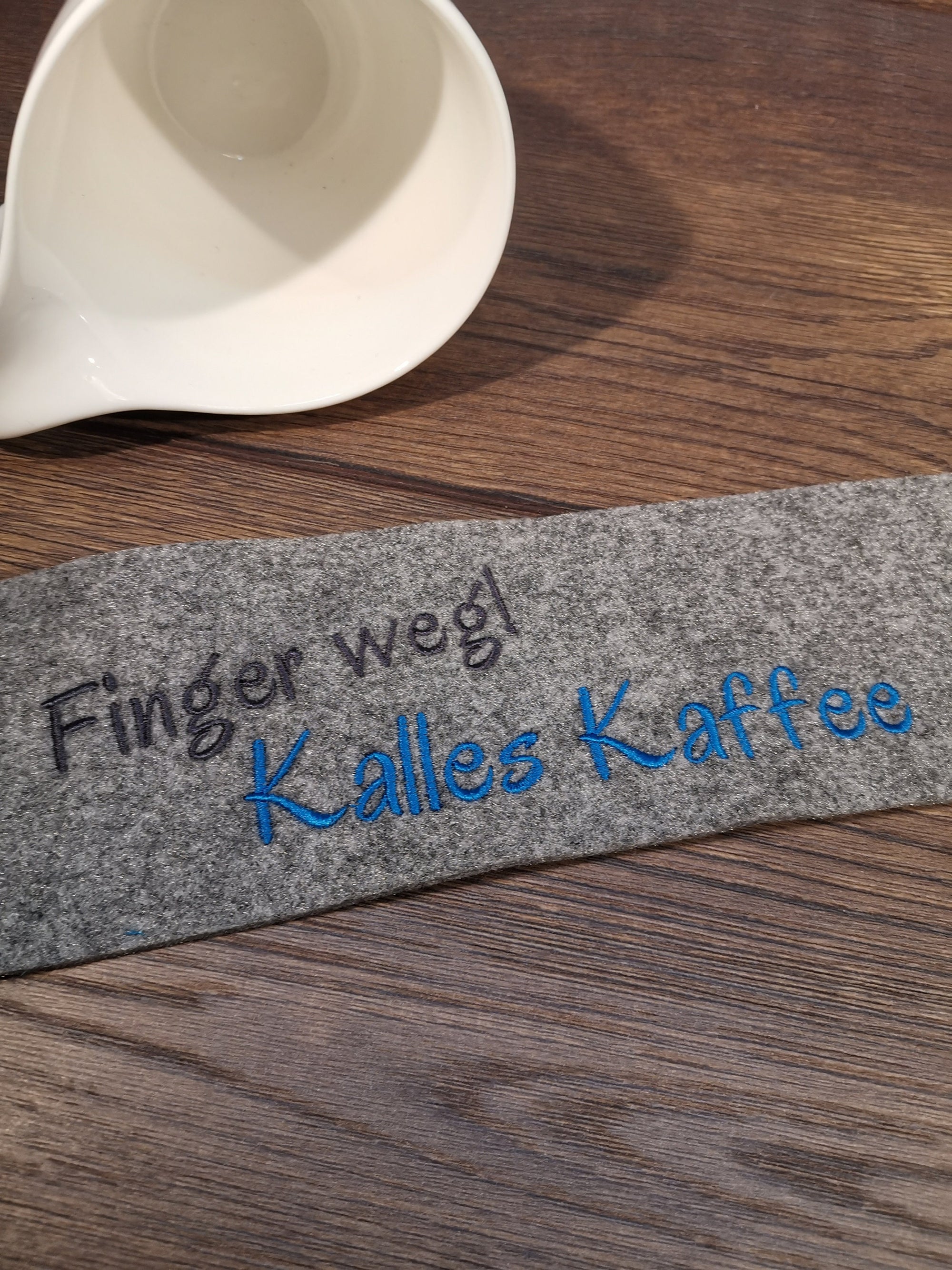 Tasse mit Filzmanschette und Namen, Tasse mit Filz, Finger weg!