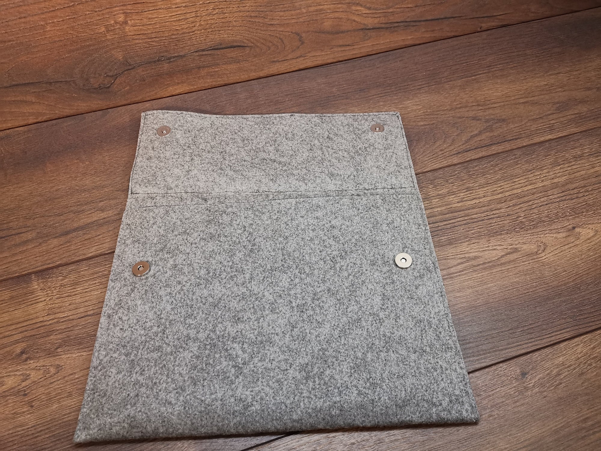 Laptoptasche mit Lederbesatz nach Wunschmaß mit dem Planeten Saturn und Monogramm