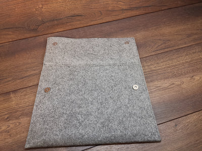 Laptoptasche mit Lederbesatz nach Wunschmaß mit dem Planeten Saturn und Monogramm