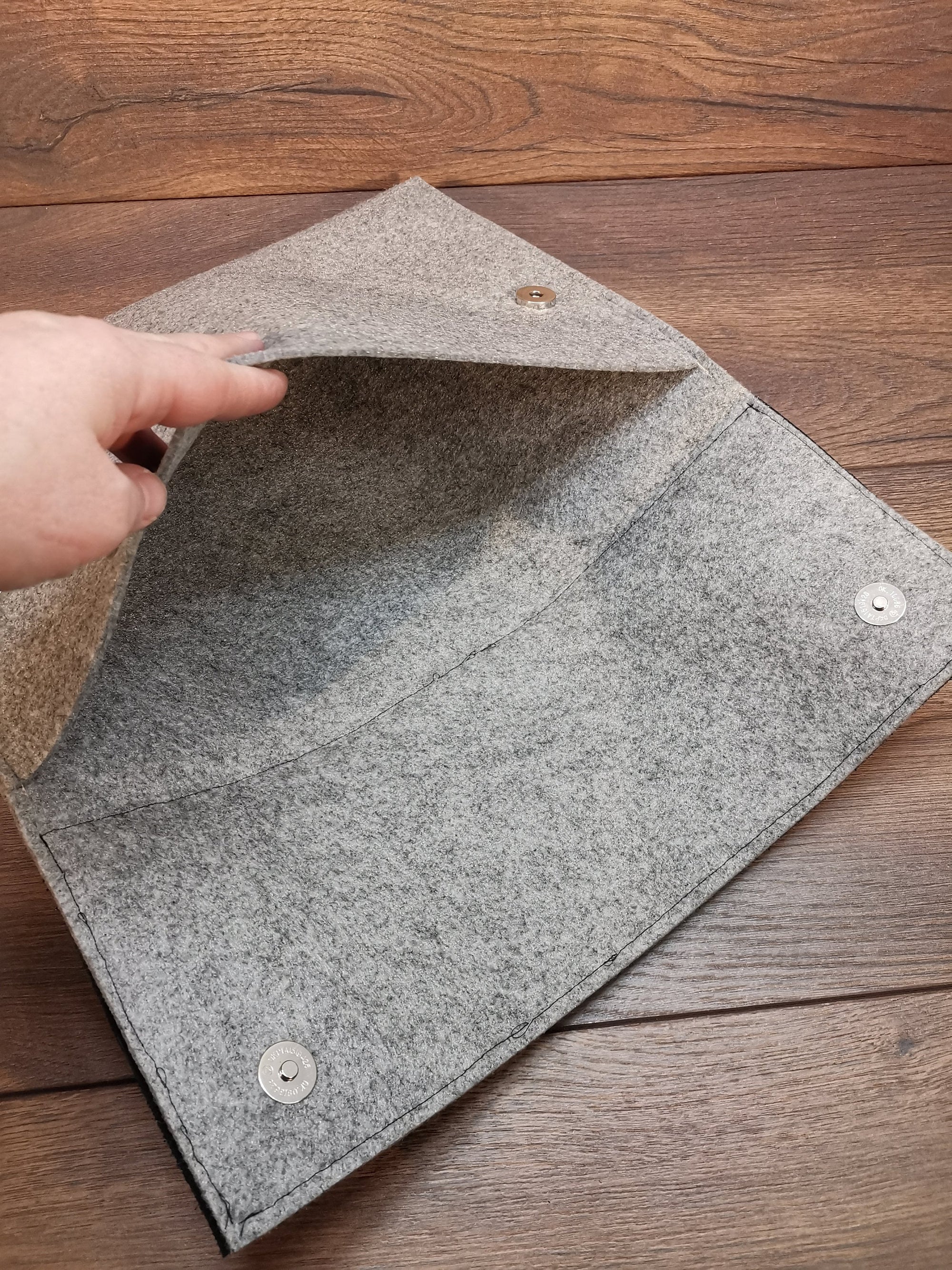 Laptoptasche mit Lederbesatz nach Wunschmaß mit dem Planeten Saturn und Monogramm