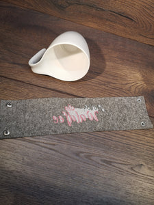 Tasse mit Filzmanschette und Namen, Tasse mit Filz, zweifarbigem Garn