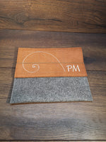 Laptoptasche mit Lederbesatz nach Wunschmaß mit der Fibonacci Spirale /goldener Schnitt und Monogramm