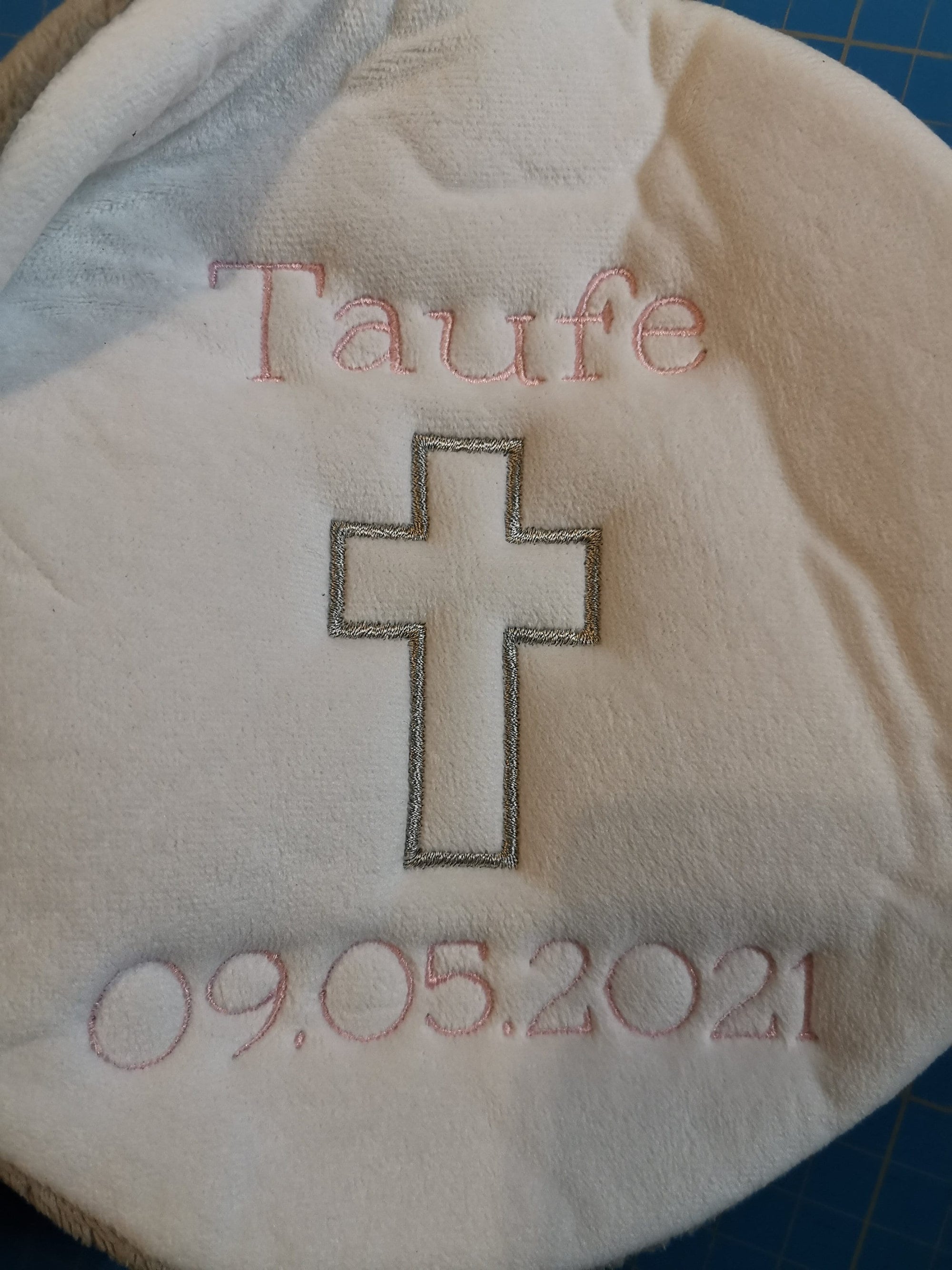 Personalisierbarer Elefant Stofftier in Grau mit Namensstickerei – Kuscheltier Geschenk zur Taufe, Geburtstag, Weihnachten, Jahrestag
