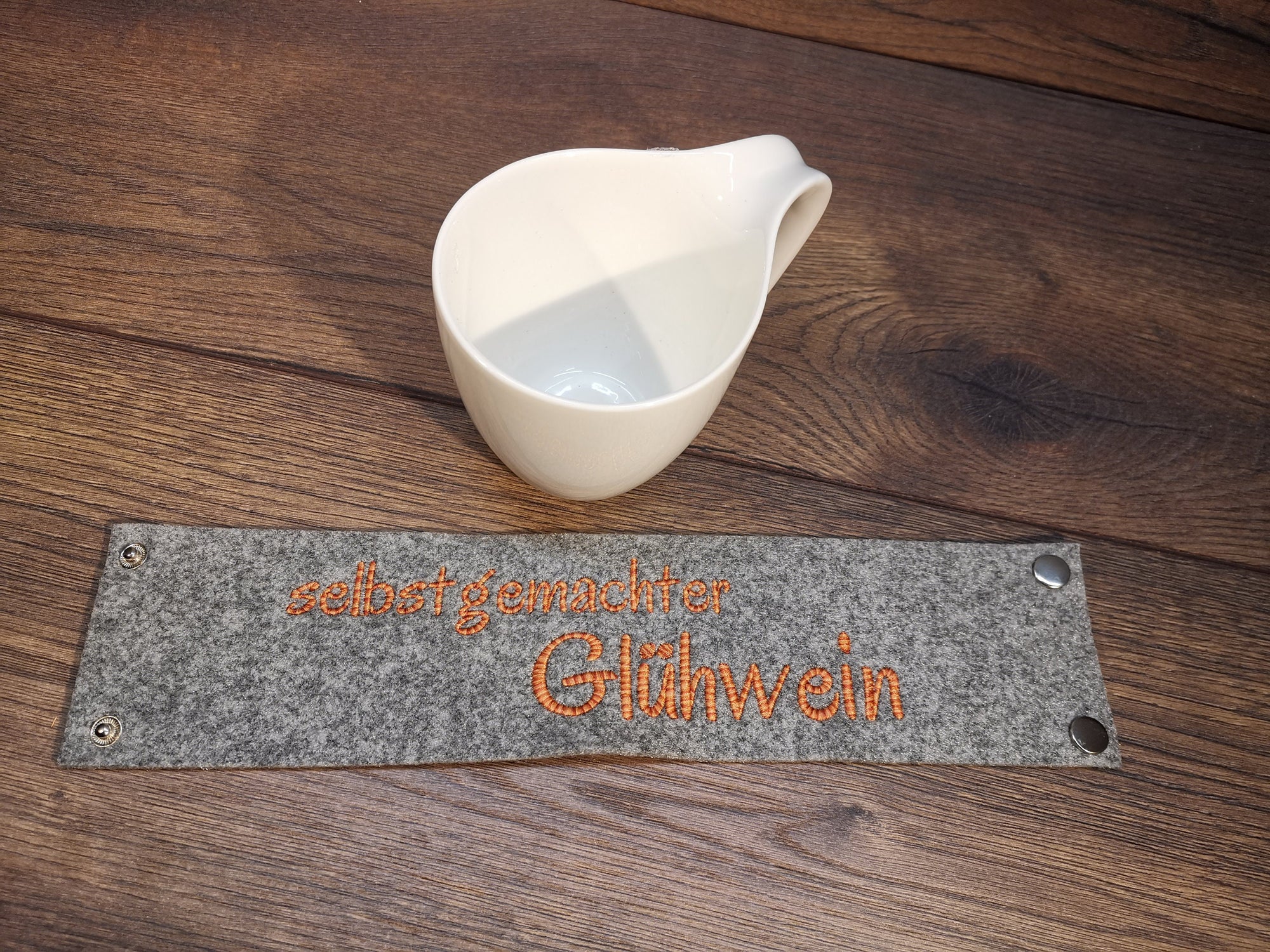 Tasse mit Filzmanschette und Namen, Tasse mit Filz, zweifarbigem Garn