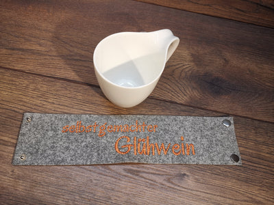 Tasse mit Filzmanschette und Namen, Tasse mit Filz, zweifarbigem Garn