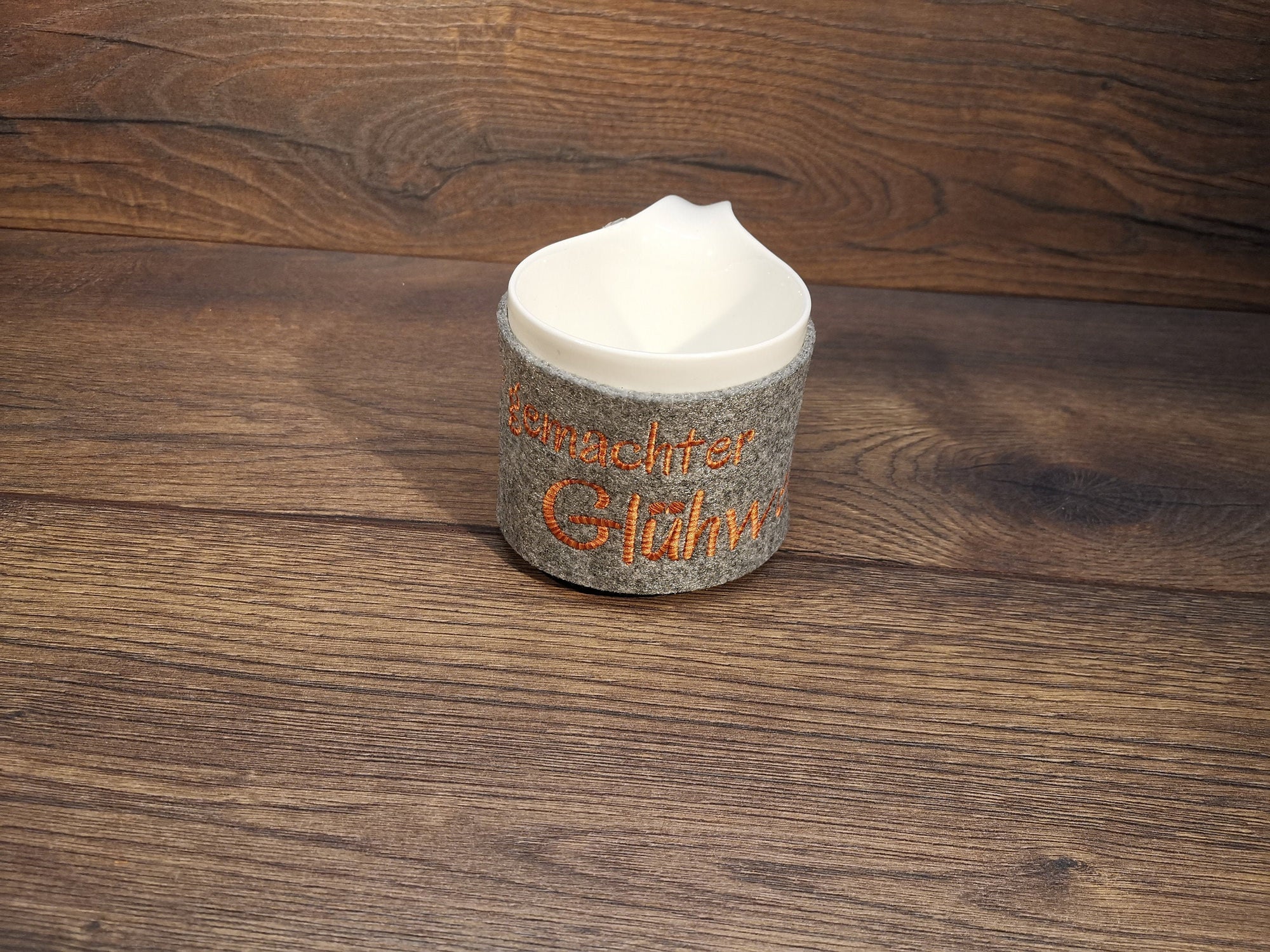 Tasse mit Filzmanschette und Namen, Tasse mit Filz, zweifarbigem Garn
