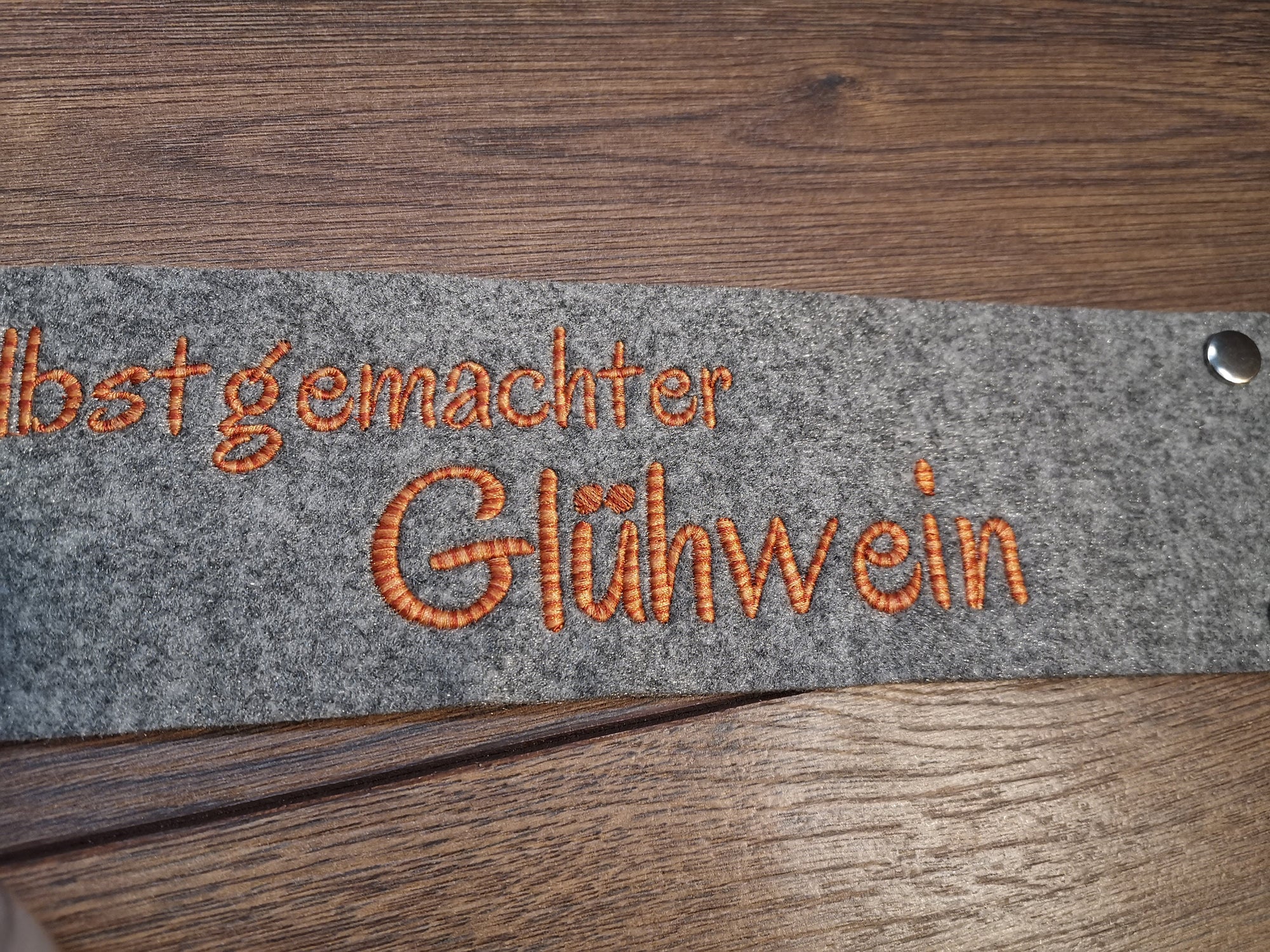 Tasse mit Filzmanschette und Namen, Tasse mit Filz, zweifarbigem Garn