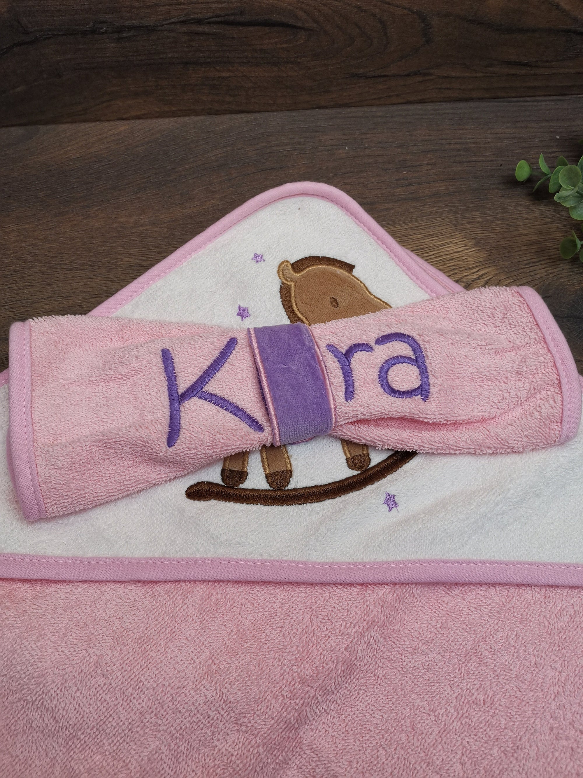 Babyhandtuch Schaukelpferd mit Namen und Kapuze, Handtuch mit Namen bestickt, Handtuch für Kinder mit Namen