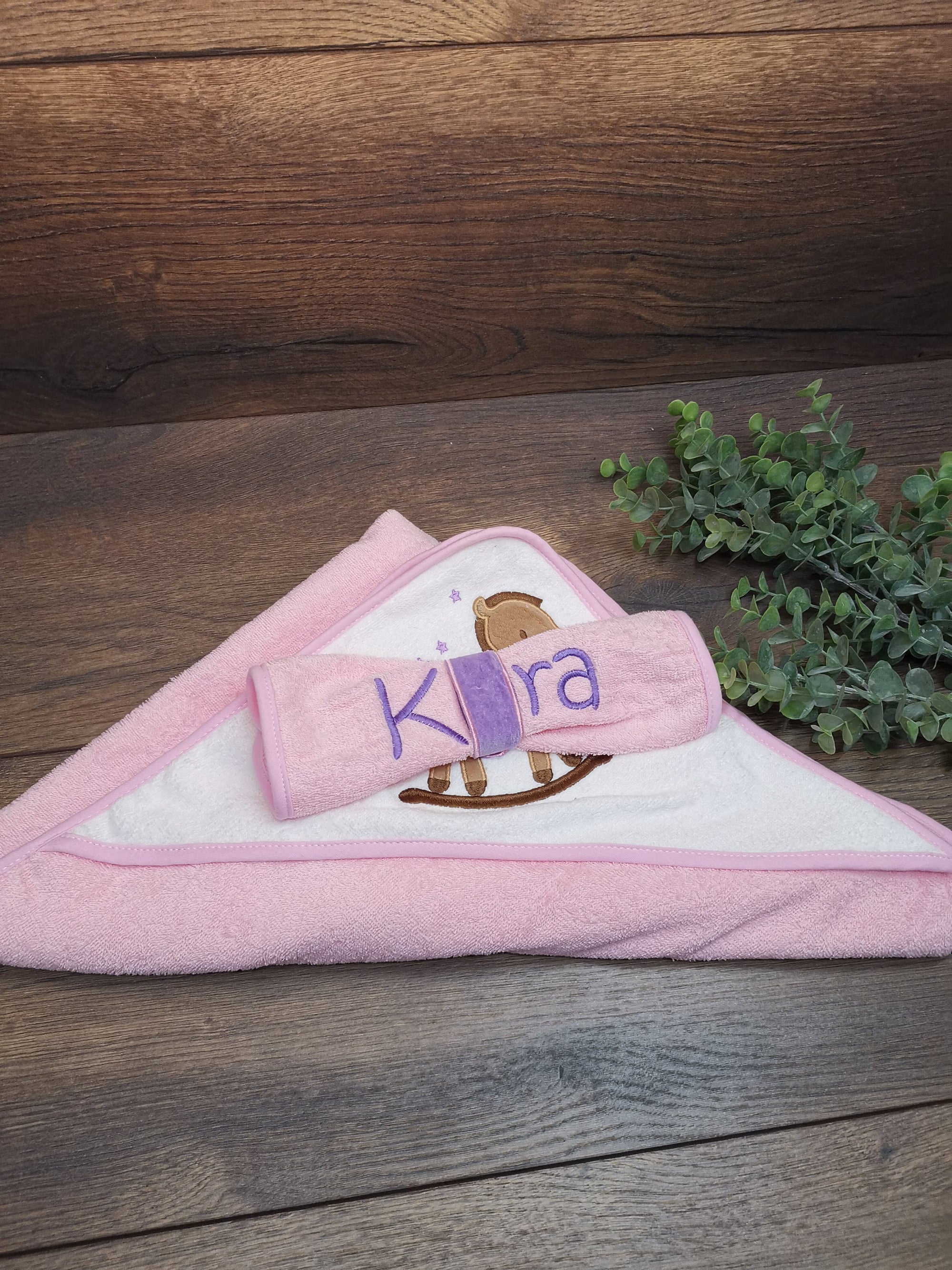 Babyhandtuch Schaukelpferd mit Namen und Kapuze, Handtuch mit Namen bestickt, Handtuch für Kinder mit Namen
