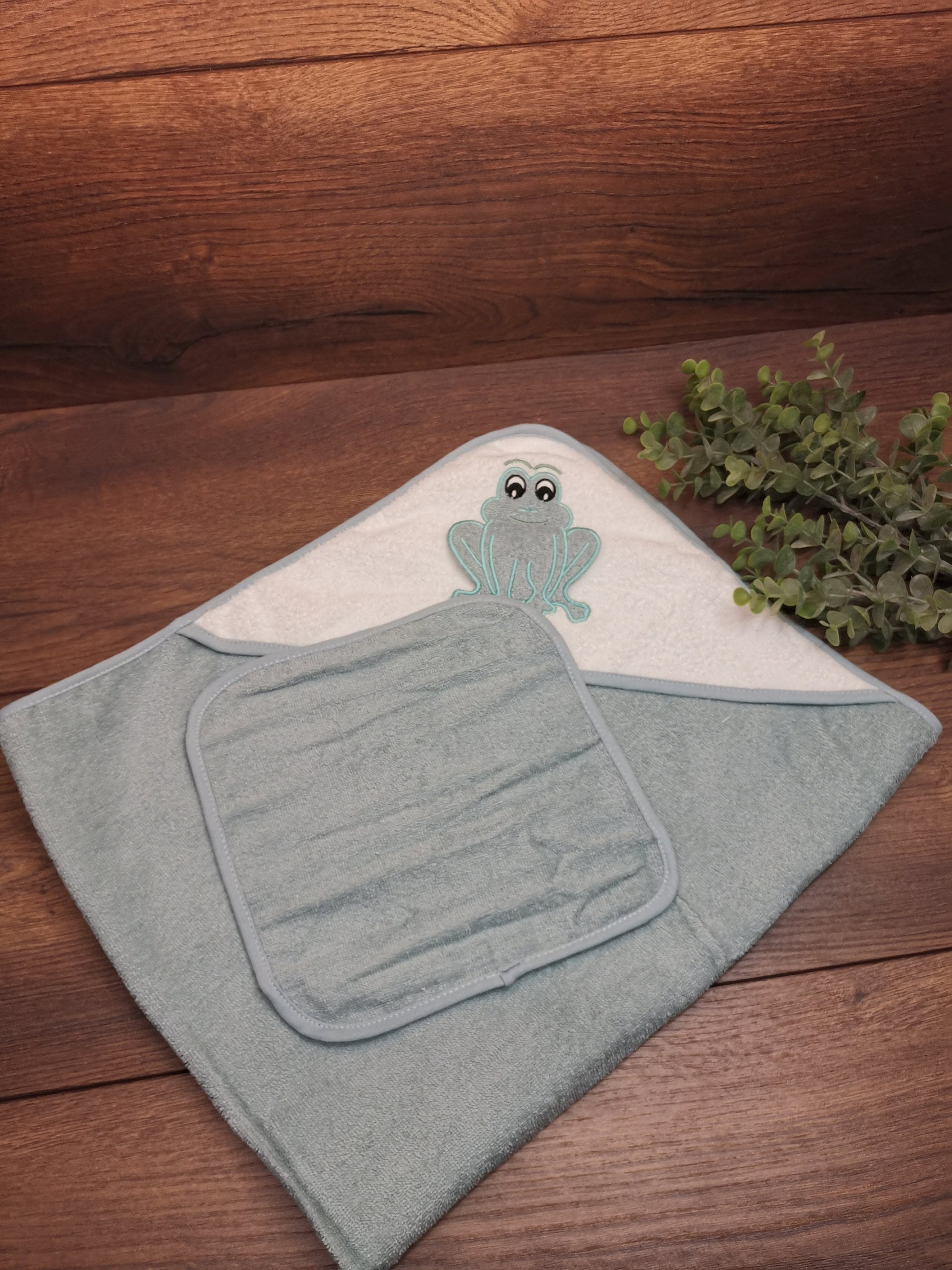 Babyhandtuch Frosch mit Namen und Kapuze, Handtuch mit Namen bestickt, Handtuch für Kinder mit Namen