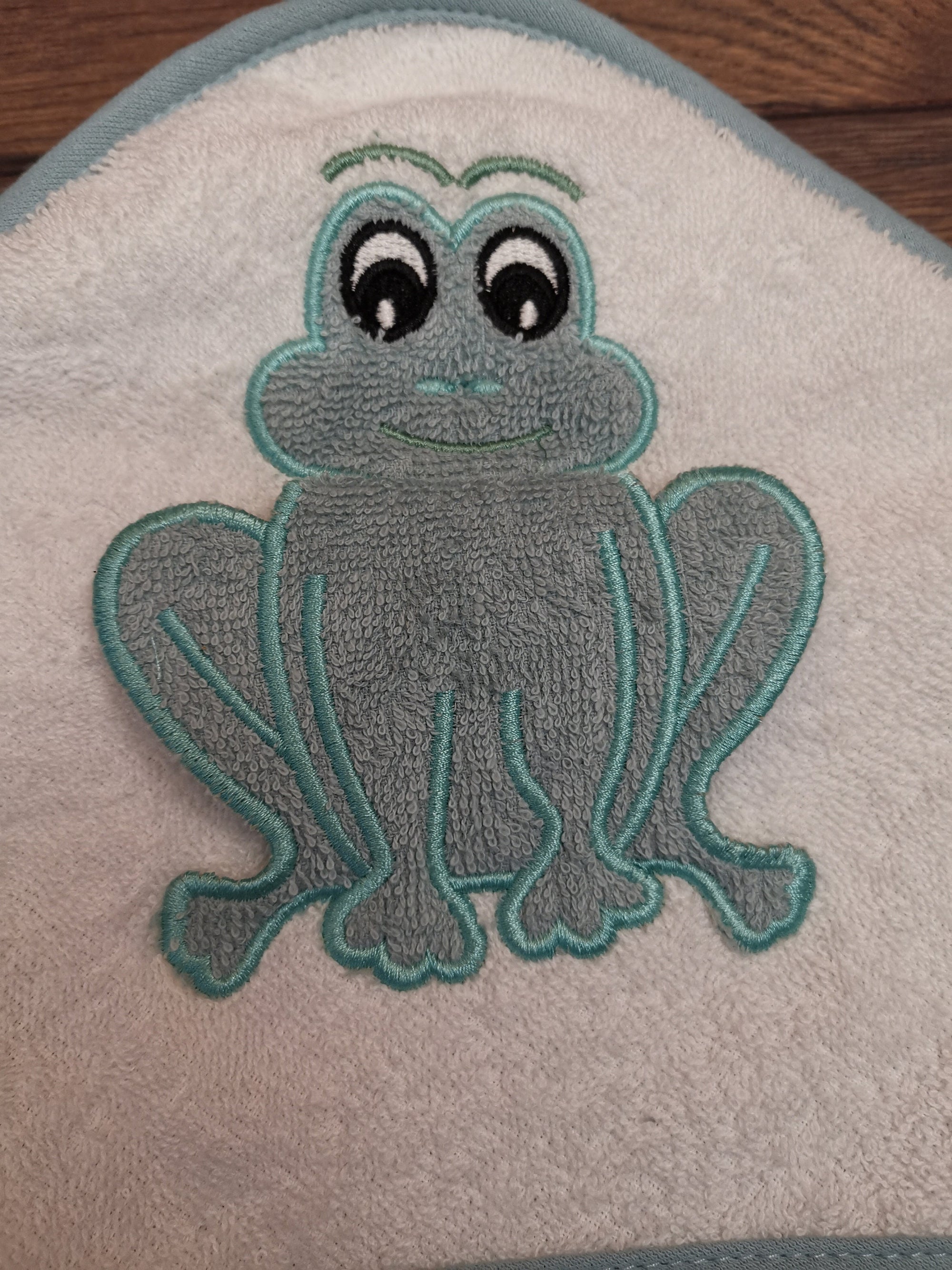 Babyhandtuch Frosch mit Namen und Kapuze, Handtuch mit Namen bestickt, Handtuch für Kinder mit Namen