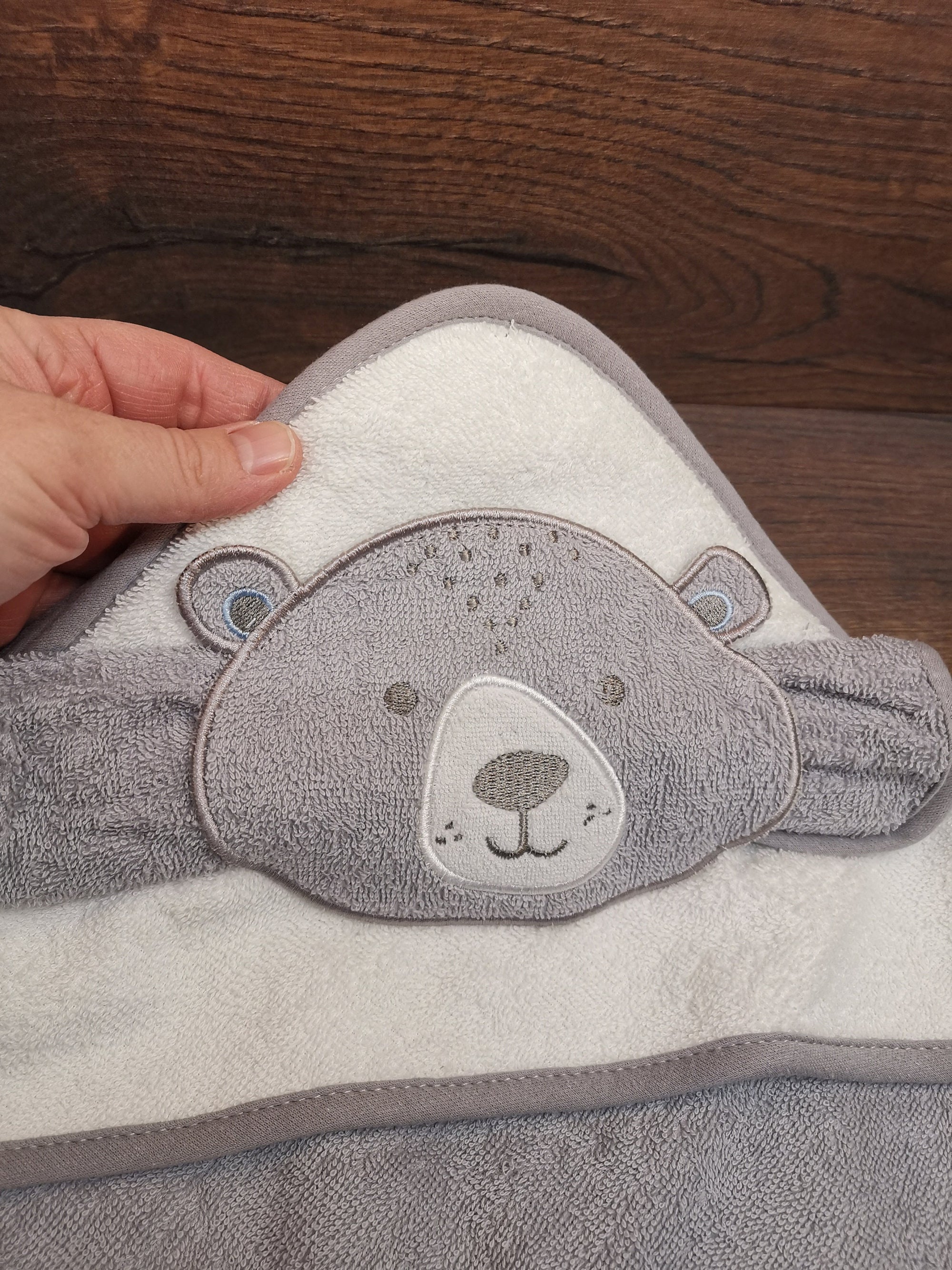 Babyhandtuch Bär mit Namen und Kapuze, Handtuch mit Namen bestickt, Handtuch für Kinder mit Namen
