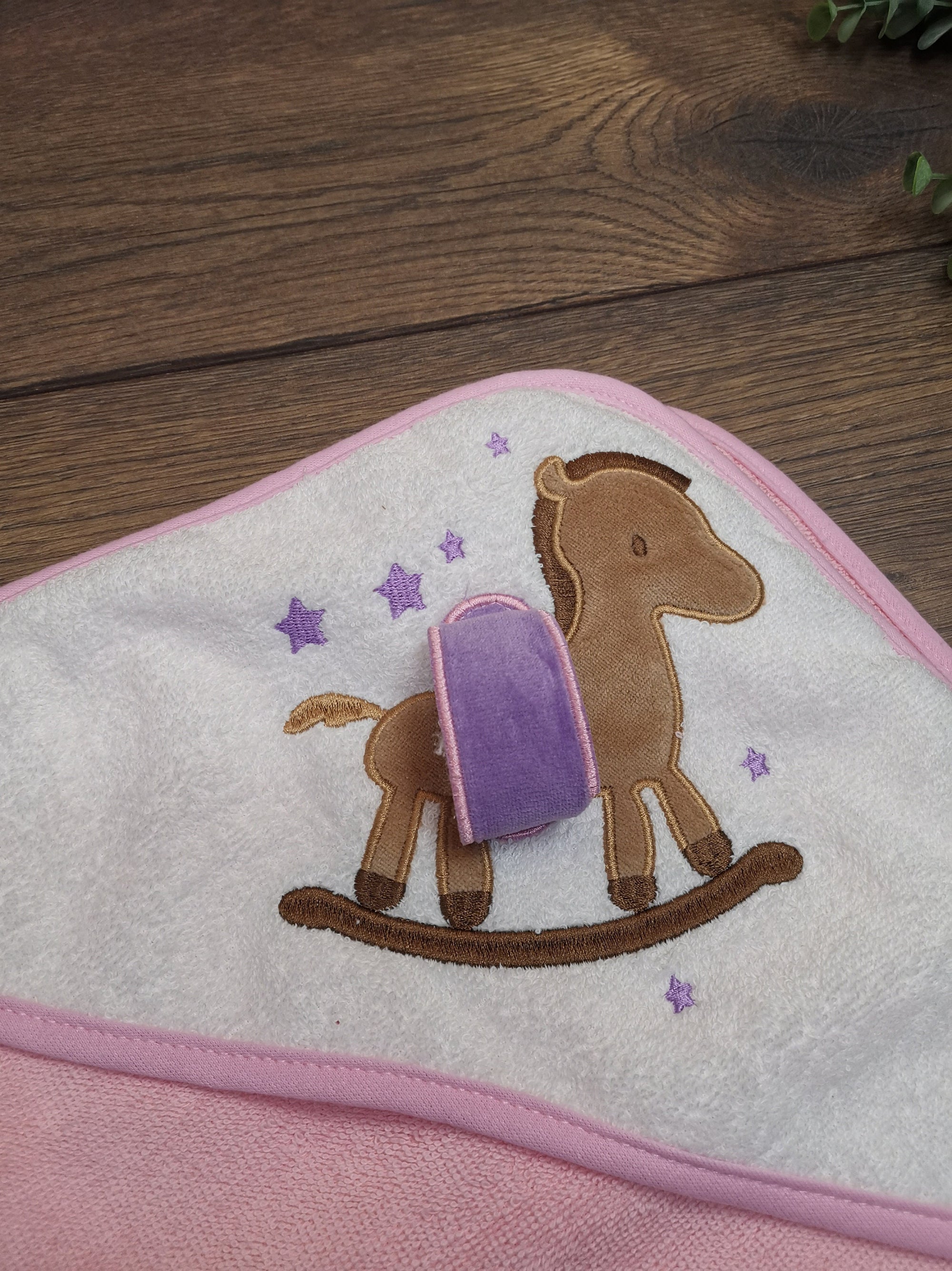 Babyhandtuch Schaukelpferd mit Namen und Kapuze, Handtuch mit Namen bestickt, Handtuch für Kinder mit Namen
