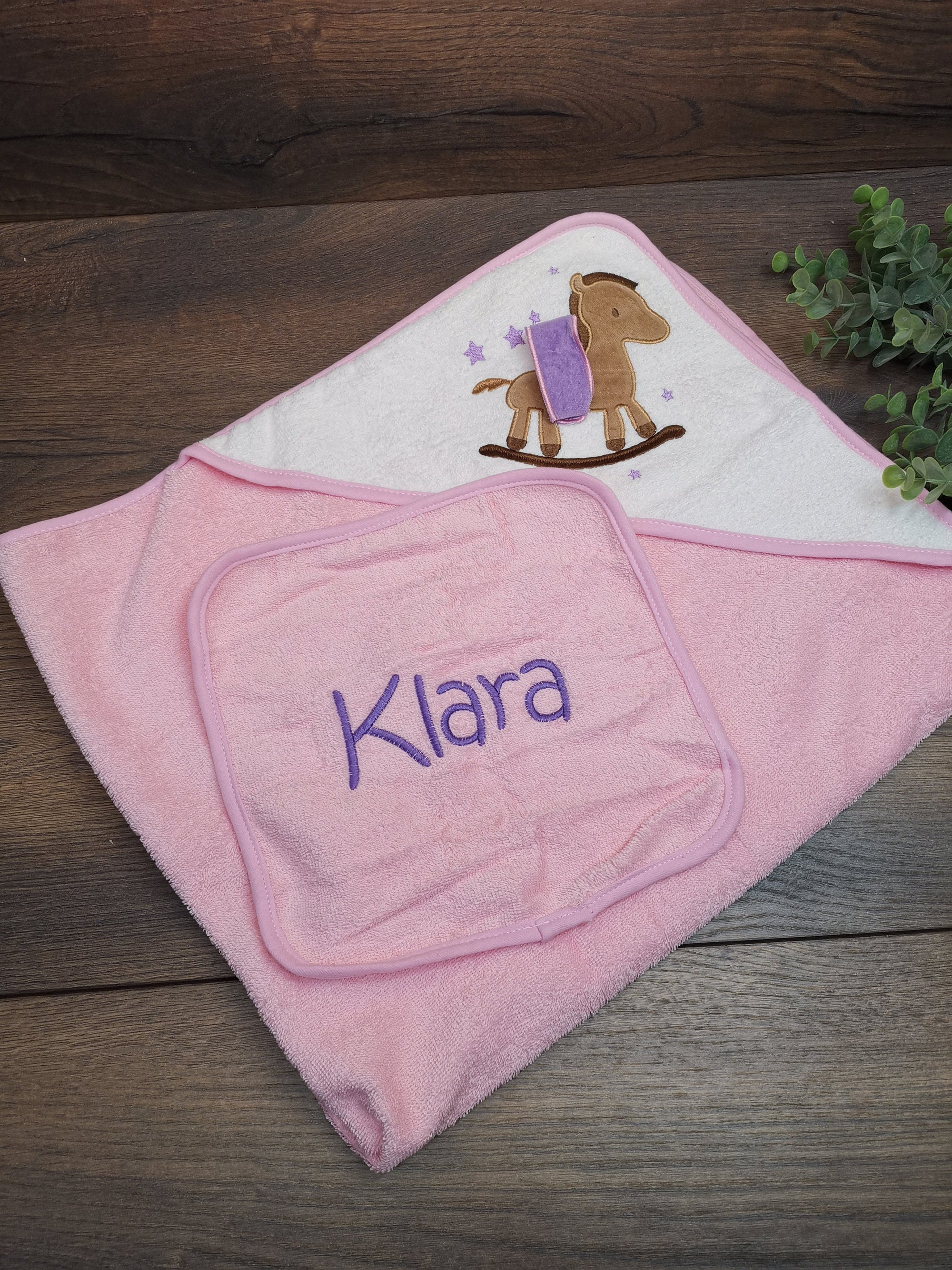 Babyhandtuch Schaukelpferd mit Namen und Kapuze, Handtuch mit Namen bestickt, Handtuch für Kinder mit Namen