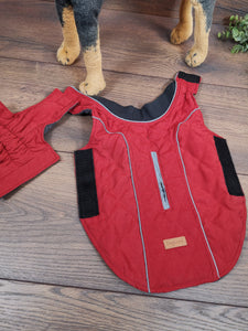 Hundmantel Rot mit Namen, Hundemantel personalisiert, Hundemantel für Geschirr, Hundemantel für den Winter, Hundemantel mit Bauchschutz