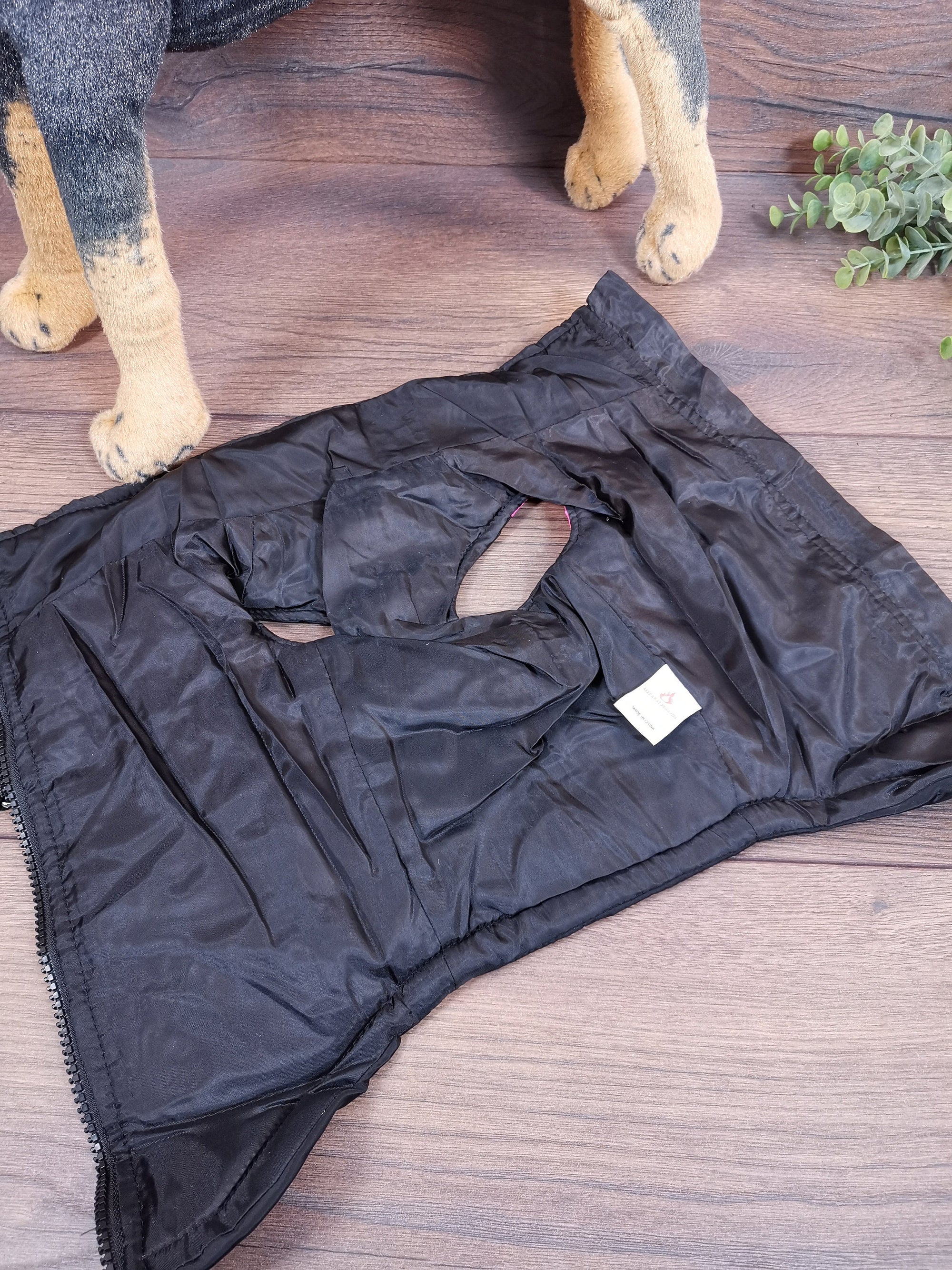 Wasserabweisender Hundemantel in Pink mit Bauchschutz – Perfekt für kalte und nasse Tage