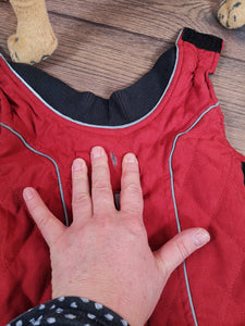 Hundmantel Rot mit Namen, Hundemantel personalisiert, Hundemantel für Geschirr, Hundemantel für den Winter, Hundemantel mit Bauchschutz