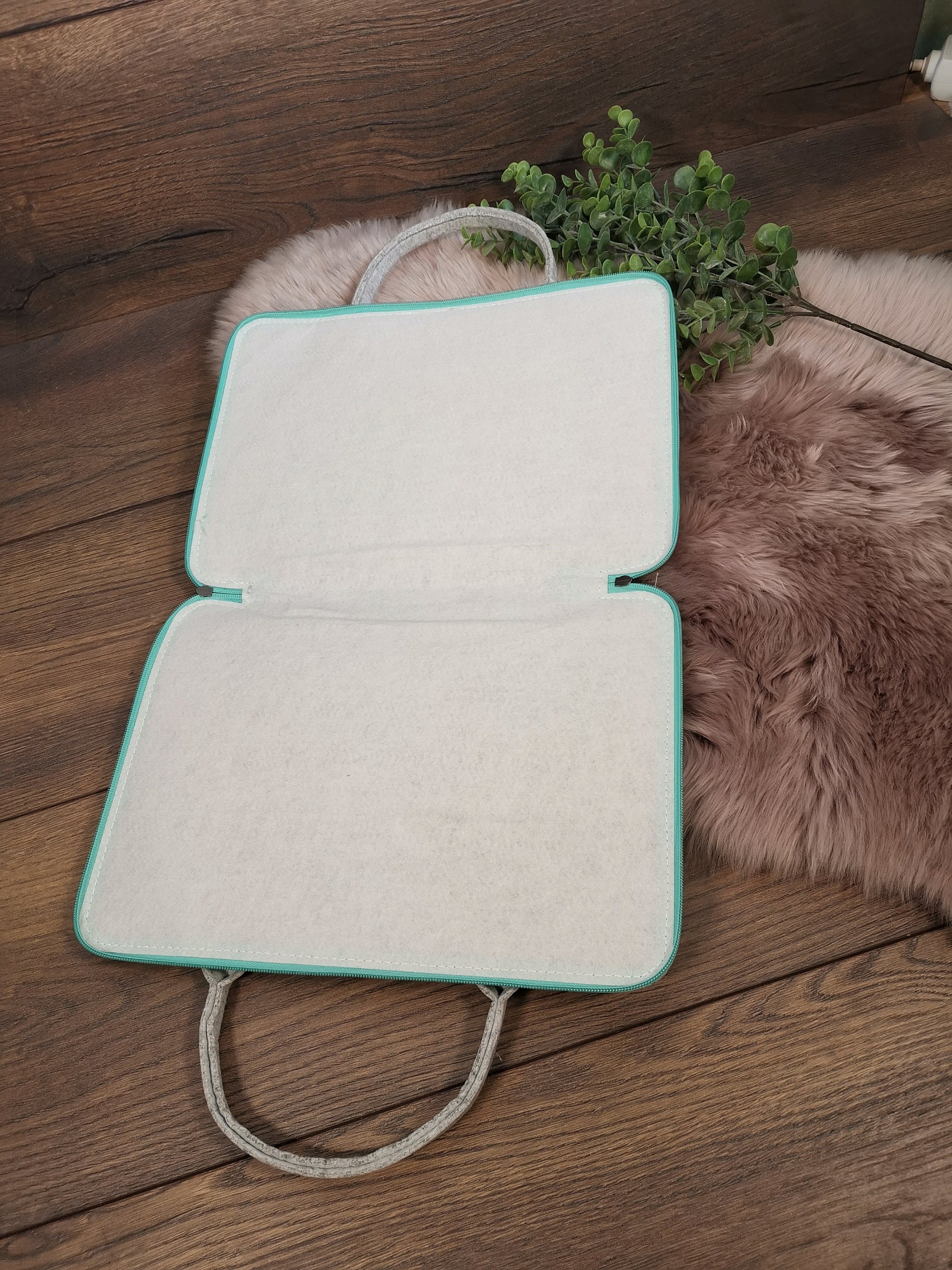Laptoptasche aus Filz mit einer Blumenwiese bestickt