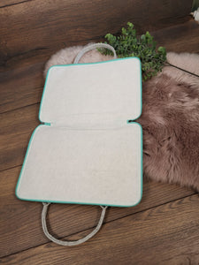 Laptoptasche aus Filz mit einer Blumenwiese bestickt