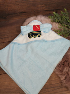 Babyhandtuch Lock mit Kapuze und Waschlappen und mit Namen bestickt