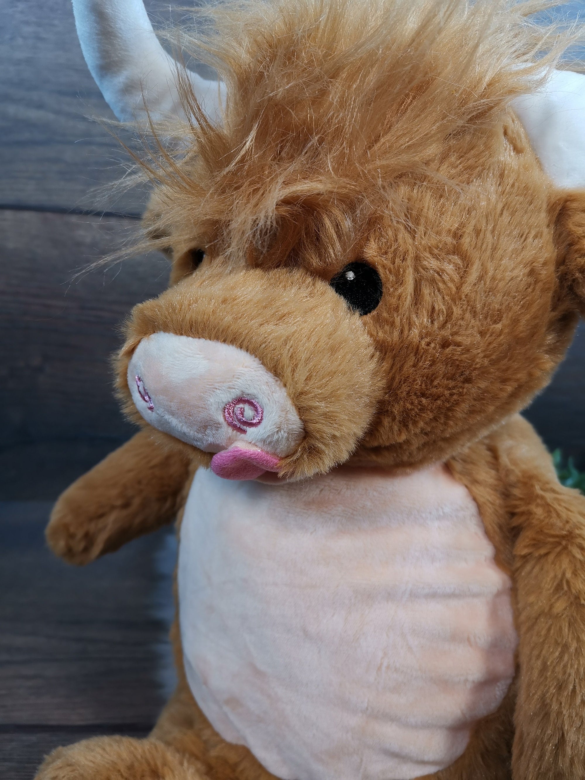 Personalisierbares Stofftier braune Hochlandkuh mit Hörnern und Namensstickerei – Individuelles Geschenk zur Taufe, Geburtstag, Jahrestag