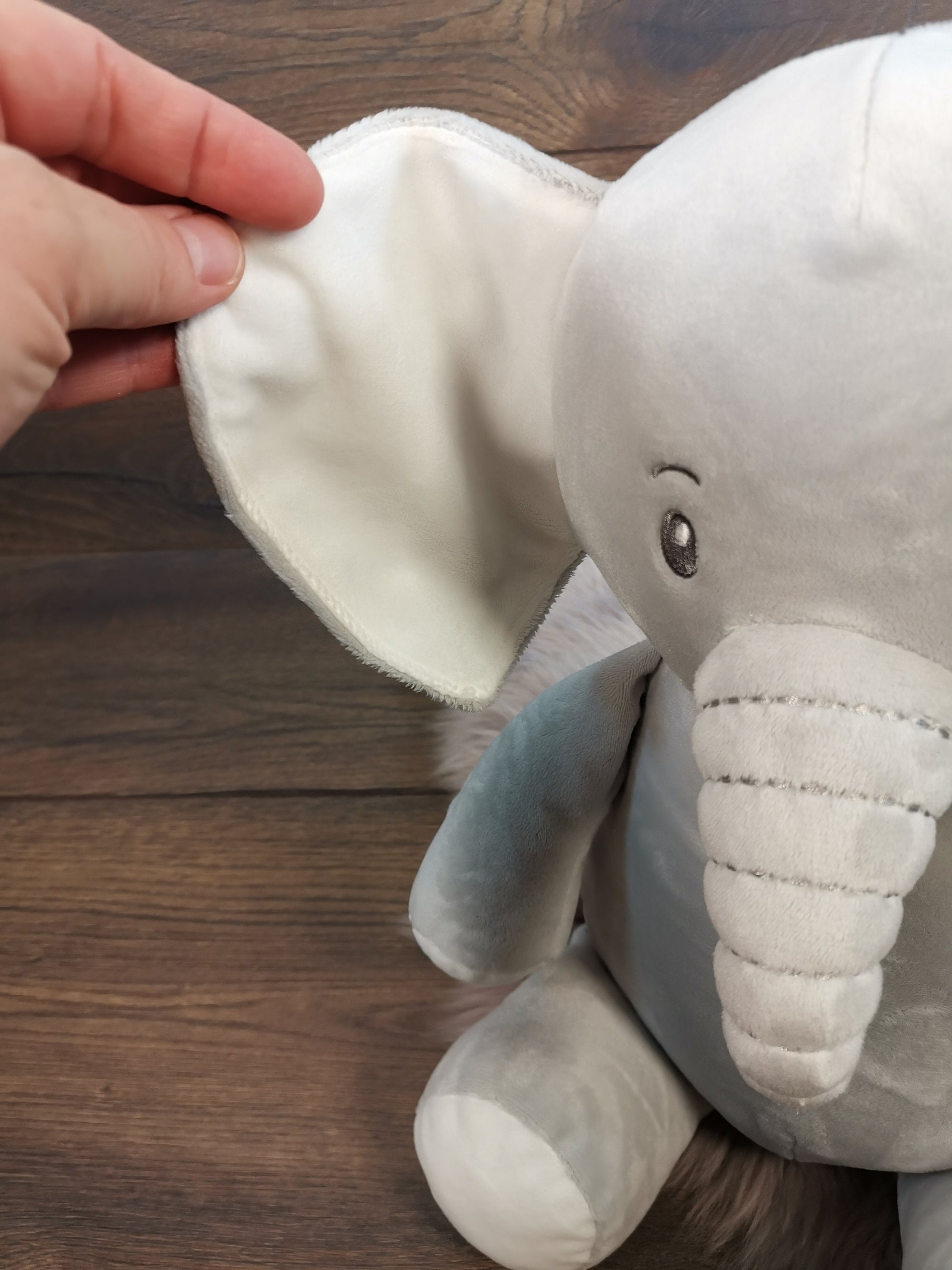 Personalisierbarer Elefant Stofftier in Grau mit Namensstickerei – Kuscheltier Geschenk zur Taufe, Geburtstag, Weihnachten, Jahrestag