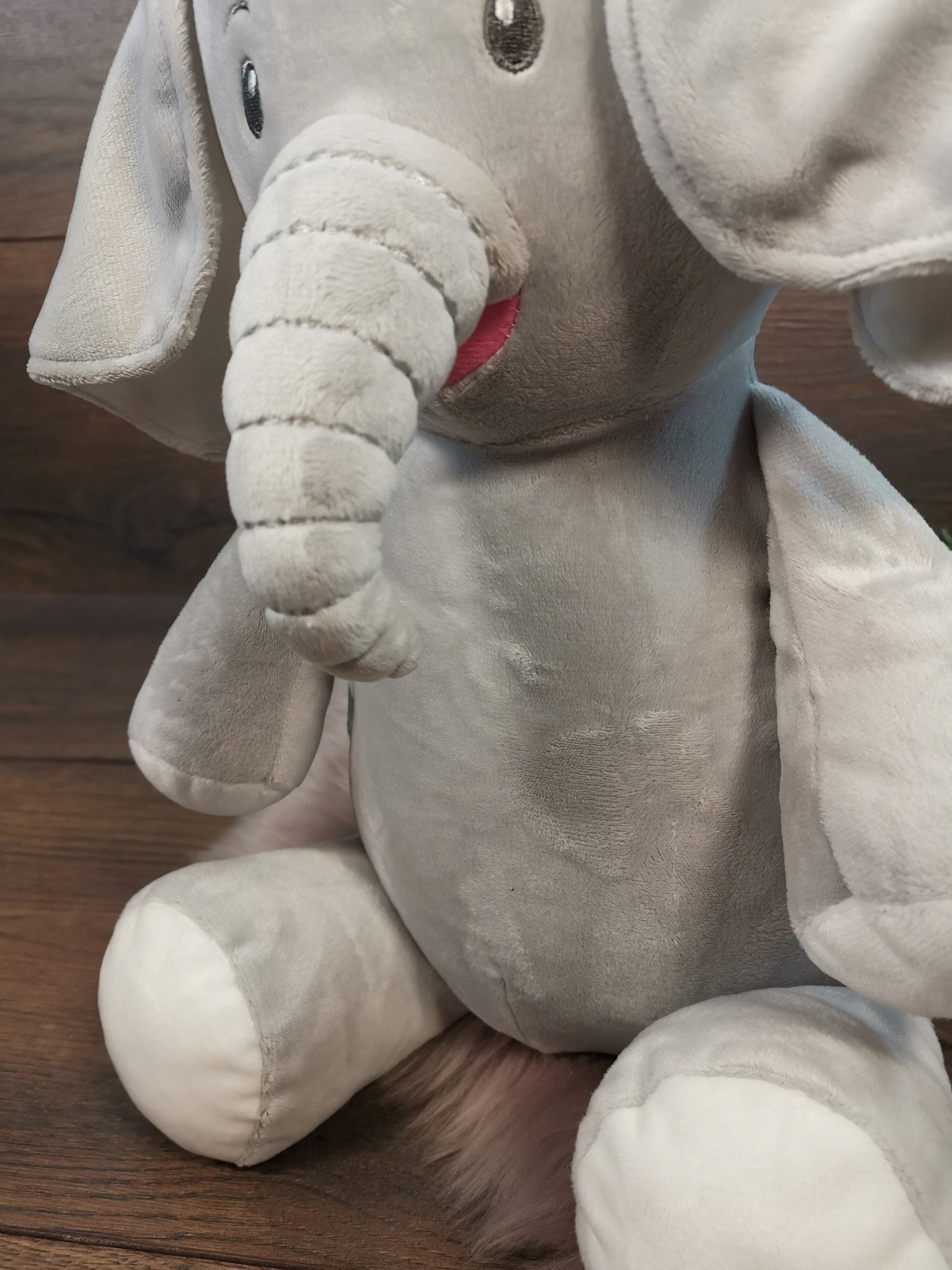 Personalisierbarer Elefant Stofftier in Grau mit Namensstickerei – Kuscheltier Geschenk zur Taufe, Geburtstag, Weihnachten, Jahrestag