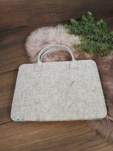 Laptoptasche aus Filz mit einer Blumenwiese bestickt