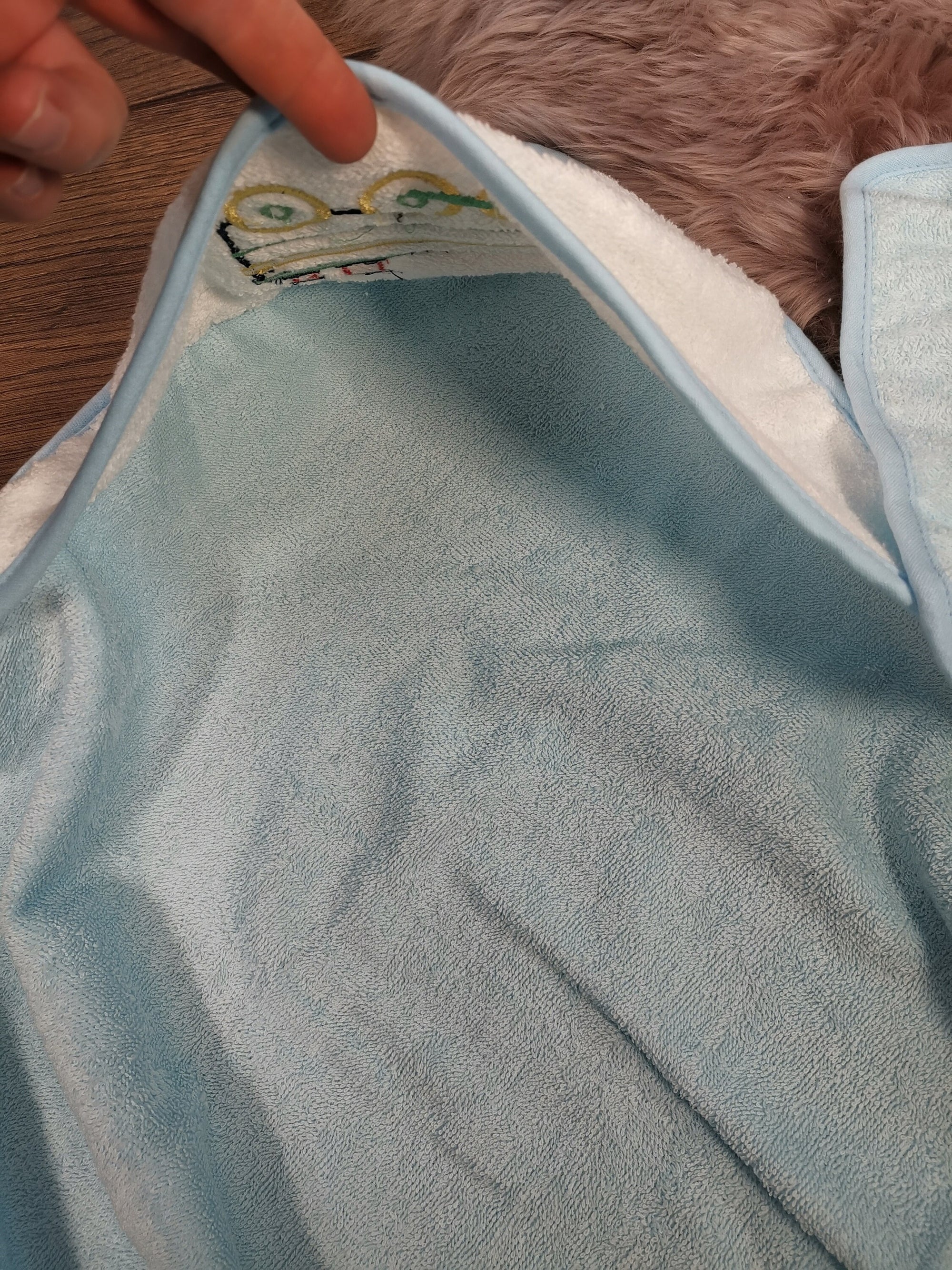 Babyhandtuch Lock mit Kapuze und Waschlappen und mit Namen bestickt