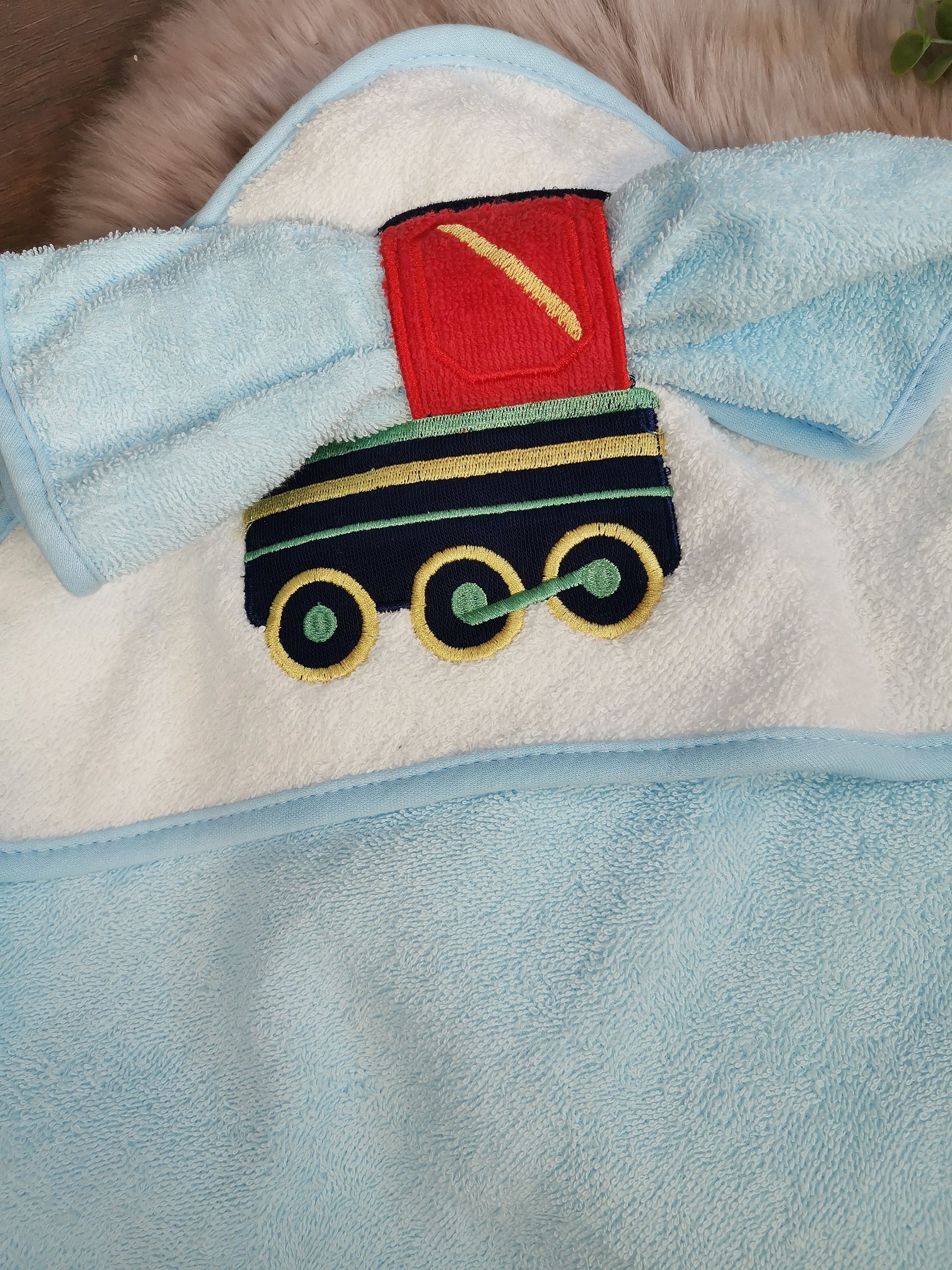 Babyhandtuch Lock mit Kapuze und Waschlappen und mit Namen bestickt