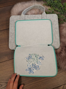Laptoptasche aus Filz mit einer Blumenwiese bestickt