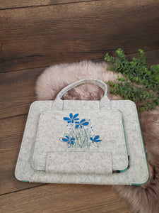 Laptoptasche aus Filz mit einer Blumenwiese bestickt